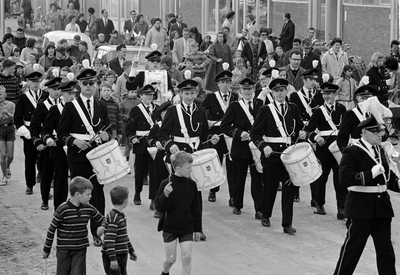 127324 Afbeelding van de parade van het muziekkorps St.-Caecilia in de wijk Overvecht te Utrecht, ter gelegenheid van ...